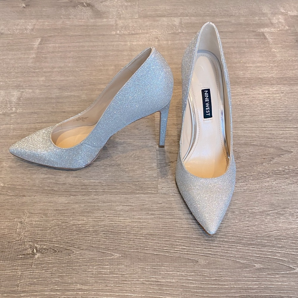 Nine West Silver Glitter Fresh Pointy Toe Pumps in size 8M